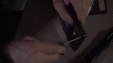 Adam ses bandını söker, cıvataları söker.