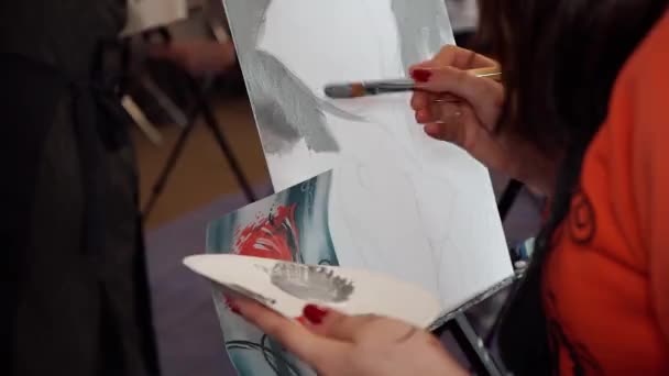 Ein Mädchen Einer Zeichenstunde Zeichnet — Stockvideo