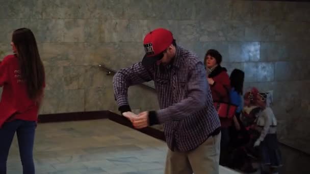 Man Dances Robot Dance Pantomime Underground Passage People Pass Momo — Stock Video