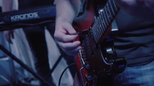Bir Adam Enerjiyle Elektro Gitar Solosu Çalıyor — Stok video