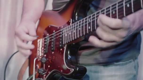 Homme Joue Solo Guitare Électrique Avec Énergie — Video