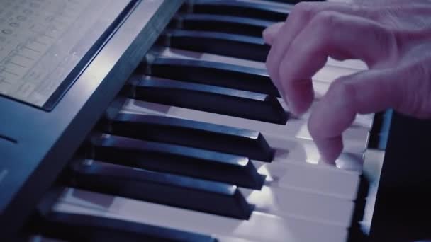 Hombre Toca Una Melodía Lenta Piano Eléctrico Sintetizador — Vídeos de Stock