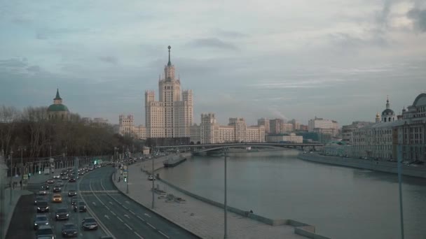 Wieczorem Ludzie Przejeżdżają Obok Samochody Jadą Wzdłuż Rzeki Tle Stalinowskiego — Wideo stockowe