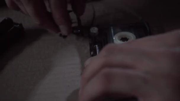 Ein Mann Repariert Eine Audiokassette — Stockvideo