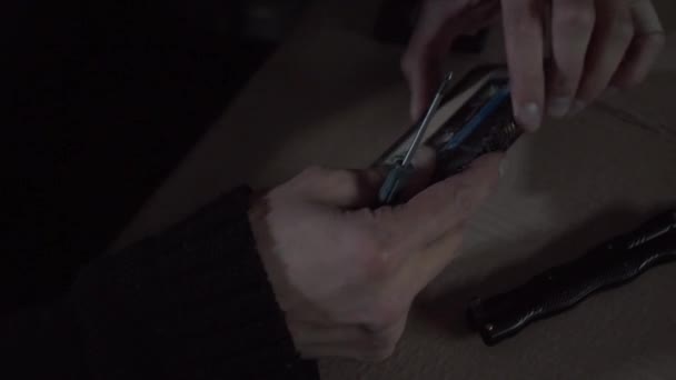 Der Mann Dreht Eine Audiokassette Und Einen Schraubenzieher Seinen Händen — Stockvideo