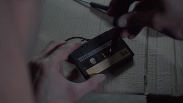 Ein Mann Repariert Eine Audiokassette — Stockvideo