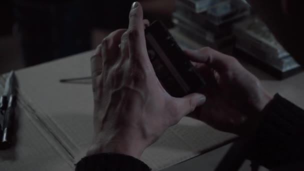 Der Mann Dreht Die Audiokassette Seinen Händen Legt Sie Eine — Stockvideo