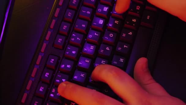 Bir Adam Klavyede Yazı Yazıyor Etrafındaki Işık Renkli Neon — Stok video