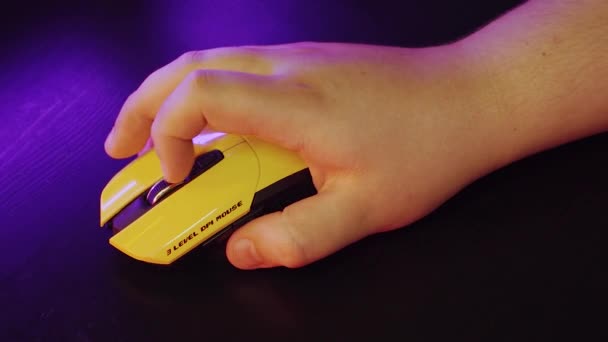 Ein Mann Tippt Auf Der Tastatur Und Das Licht Ihn — Stockvideo