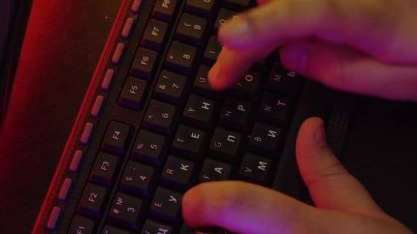 Ein Mann Tippt Auf Der Tastatur Und Das Licht Ihn — Stockvideo