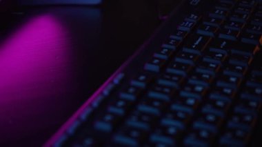 Neon ışıkta bilgisayar klavyesi