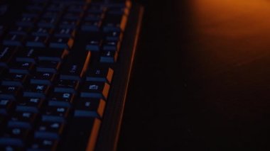 Neon ışıkta bilgisayar klavyesi