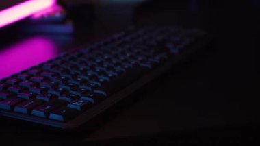 Neon ışıkta bilgisayar klavyesi