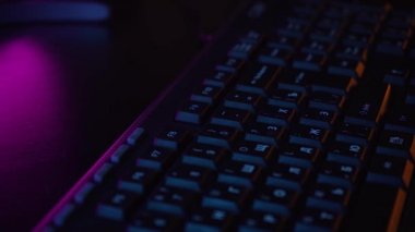 Neon ışıkta bilgisayar klavyesi