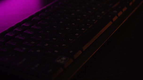 Computertastatur Neonlicht — Stockvideo