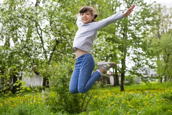 Jeune Fille Sauté Haut — Photo