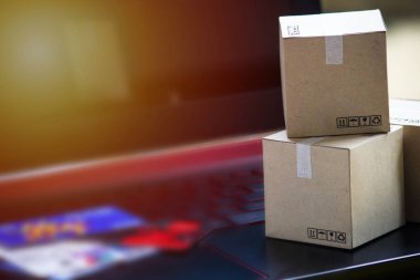 Konsept e-ticaret teslimat hizmeti satın gerekebilir. laptop klavye, müşteri siparişi internet ve kredi kartı veya online kart üzerinden gösterilen alışveriş kare karton.