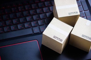 Konsept e-ticaret teslimat hizmeti satın gerekebilir. laptop klavye, müşteri siparişi internet üzerinden gösterilen alışveriş kare karton.