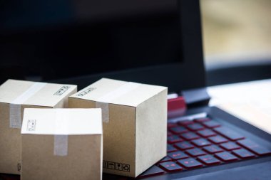 Konsept e-ticaret teslimat hizmeti satın gerekebilir. laptop klavye, müşteri siparişi internet üzerinden gösterilen alışveriş kare karton.