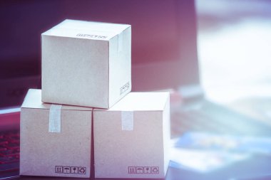 Konsept e-ticaret teslimat hizmeti satın gerekebilir. laptop klavye, müşteri siparişi internet ve kredi kartı veya online kart üzerinden gösterilen alışveriş kare karton.