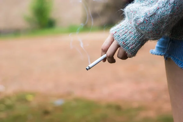 Mano Femenina Sosteniendo Cigarrillo Con Humo Espacio Para Copiar Foto — Foto de Stock