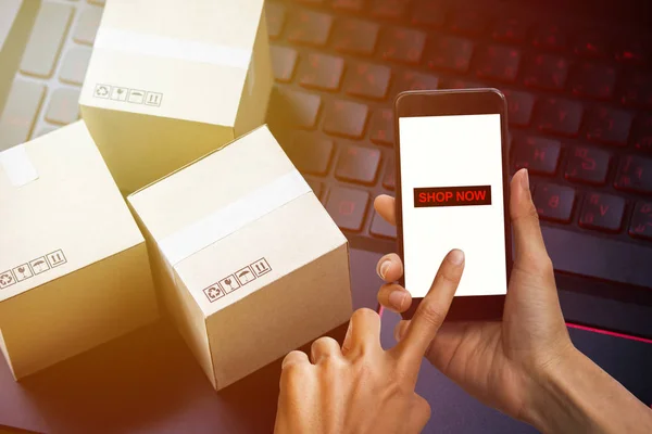 Rękę Trzymając Smartfon Kliknij Zakupy Online Koncepcja Commerce Dostawy Zakupu — Zdjęcie stockowe