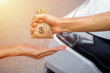 Yeni bir araba satın almak için başka bir kişiye veren bir para tutan bir adam el. Krediler için yeni araba konsepti. Exchange için yeni araba başka birine para kavramsal ver.