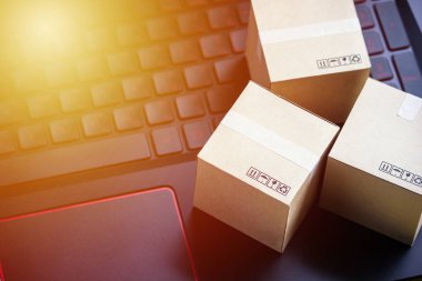Konsept e-ticaret teslimat hizmeti satın gerekebilir. laptop klavye, müşteri siparişi internet üzerinden gösterilen alışveriş kare karton.