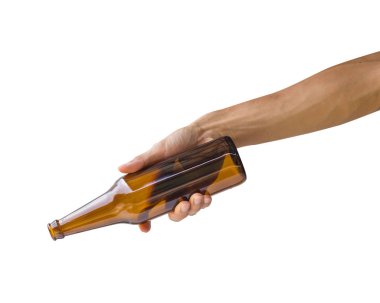 Beyaz arka plan üzerinde izole bira şişesi tutan el. Kırpma yolu olmadan etiket şeffaf kahverengi şişe.