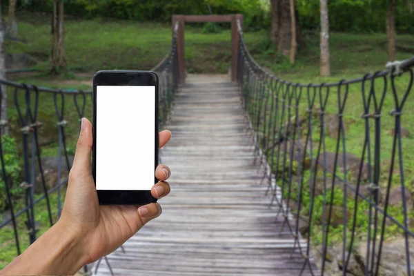 Ręka Trzyma Czarny Smartphone Rezygnować Biały Ekran Dla Mock Most — Zdjęcie stockowe
