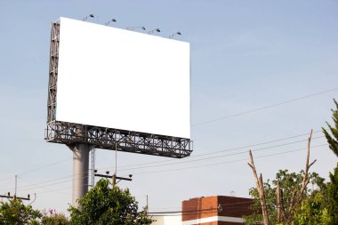 Beyaz boş billboard veya sahte kadar tanıtımı için sokak tarafında tabela.