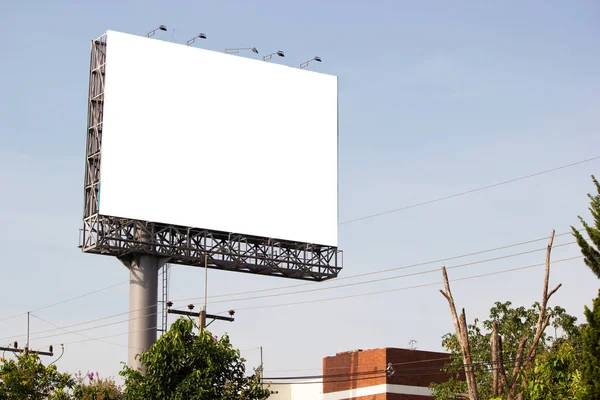 Weiße Leere Plakatwand Oder Hinweisschild Auf Der Straßenseite Für Eine — Stockfoto