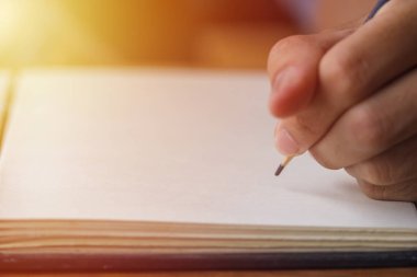 Kalem kağıt defter üzerinde yazma ile erkek eller iş. 