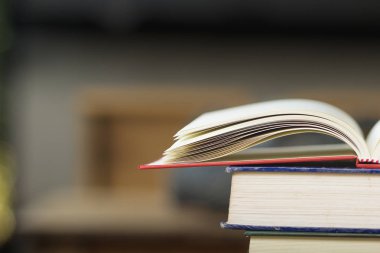 Yakın çekim vintage kitap yığın kitap arka plan üzerinde açın. Okul kavramı kopya alanı ile geri. Kitap görüntü için arka plan iş.