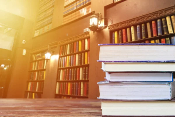 Concetto Educazione Lettura Gruppo Pile Libri Tavolo Legno Con Libri — Foto Stock