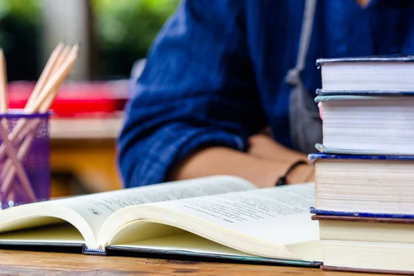 Conceito Educação Cortado Estudante Lendo Fundo Livro — Fotografia de Stock