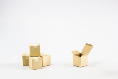 Sevkiyat ve teslimat kavramı: 3 kapalı ve bir açık kağıt karton kutu beyaz arka plan ve uzay. Yakın fark ve karton kutuları açmak kavramsal düşünün.