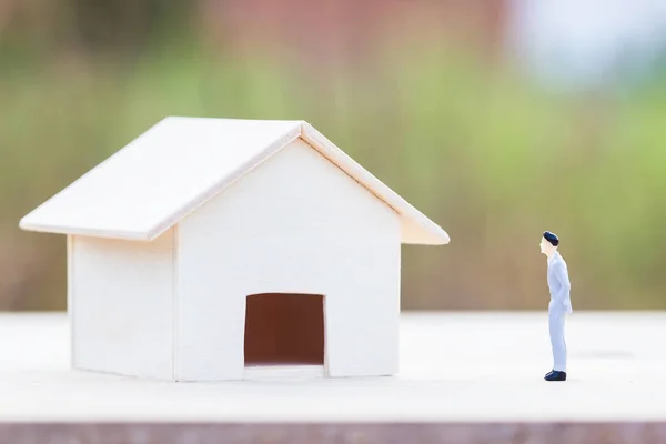 Comprando Vendendo Casa Conceito Empréstimo Home Empresário Estatueta Miniatura Que — Fotografia de Stock