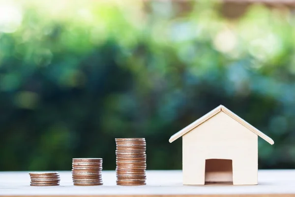房地产投资 住房贷款 房屋按揭 居民理财理念 在1到3步堆叠硬币与小房子在桌面上的绿色自然背景 展示房地产的增长 — 图库照片