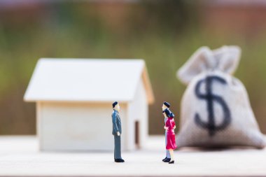 Anasayfa pazarlık, gayrimenkul, kredi, ev borç veren ters ipotek kavramı: iki minyatür pazarlık açık küçük ikamet ahşap masa ve bulanık yeşil doğa arka plan olarak. Ticaret evi.