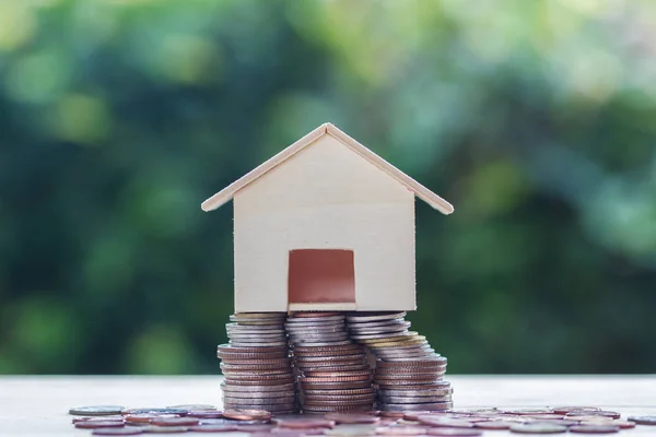 Empréstimo de casa, hipotecas, dívida, dinheiro de poupança para compra de casa esconde — Fotografia de Stock