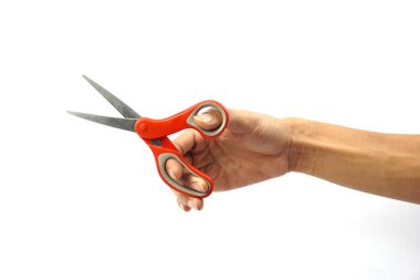 Beyaz arka plan üzerinde kırmızı metal makas tutan adam el Cropped.
