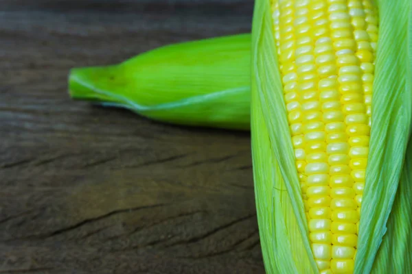 Beskuren Färska Söta Majskolvar Med Blad Bord Trä Bakgrund — Stockfoto