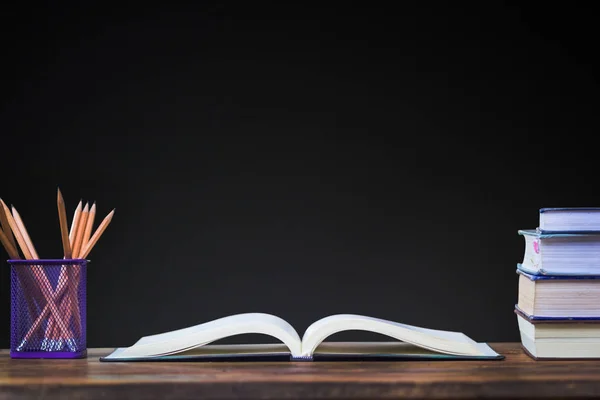 Conceito Formação Livro Aberto Lápis Sobre Mesa Madeira Com Quadro — Fotografia de Stock