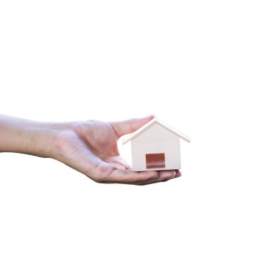 Beyaz arka plan üzerinde izole küçük ahşap ev tutan bir adam elde kırpılmış.