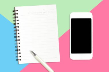Smartphone, boş defter ve pastel c beyaz kalem düz yatıyordu