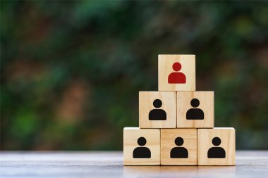 T kırmızı ve siyah işadamı simgesine ile yığılmış ahşap bloklar