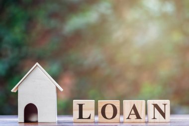 Ev modeli ve dört ahşap blok veya küp te tablo kare