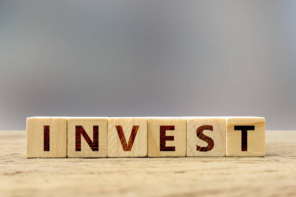 Инвестиционная концепция Деревянный блок с текстом на деревянном столе
.