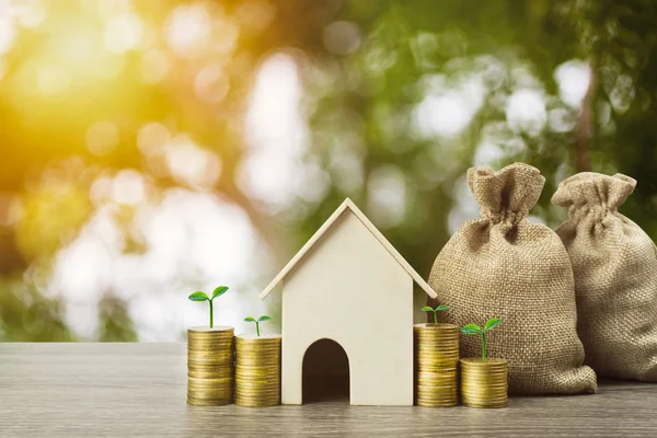 Sparen Sie Geld oder Immobilieninvestitionen oder kaufen Sie ein neues Eigenheimkonzept. a — Stockfoto